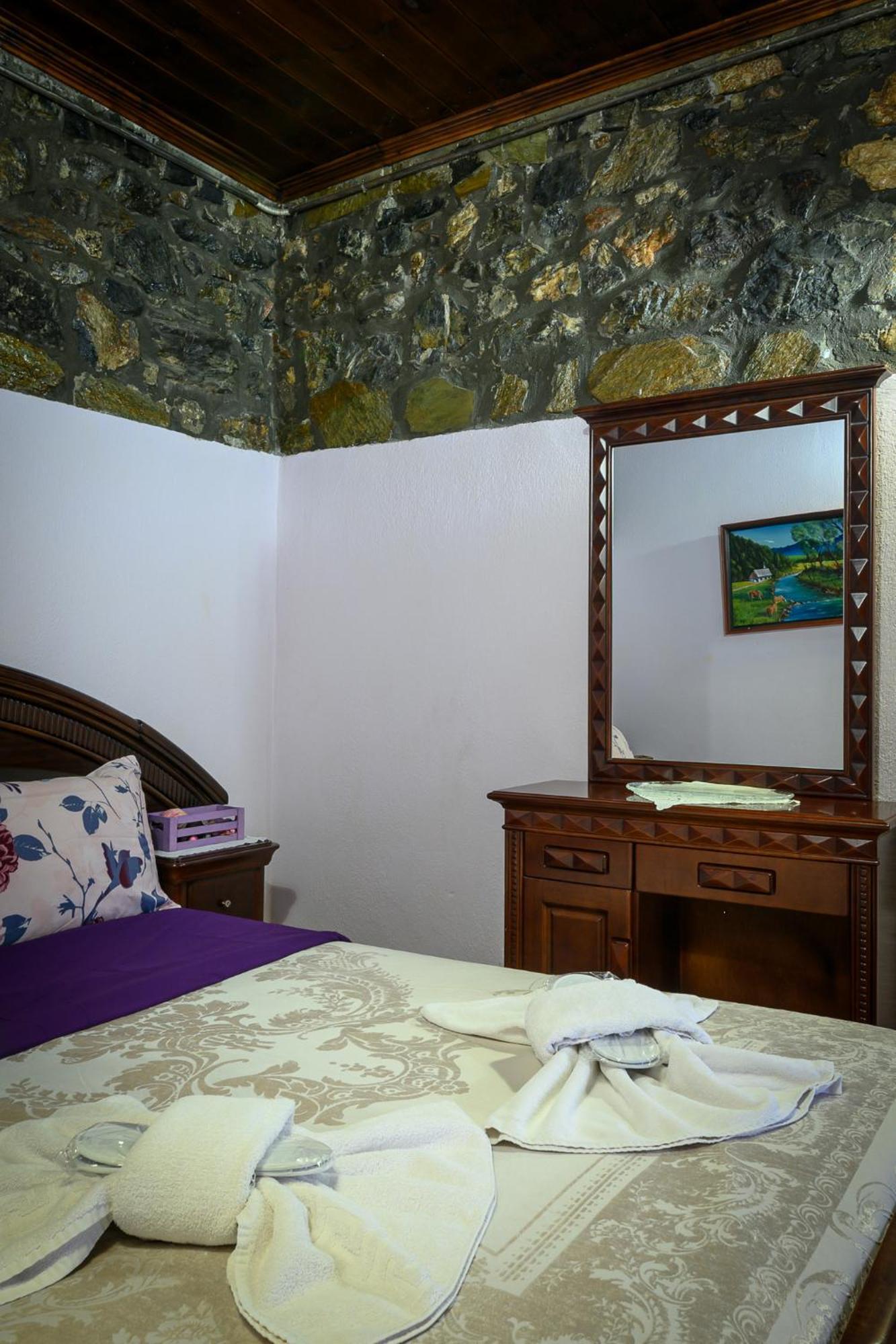Metohi Inn Agios Athanasios  Luaran gambar